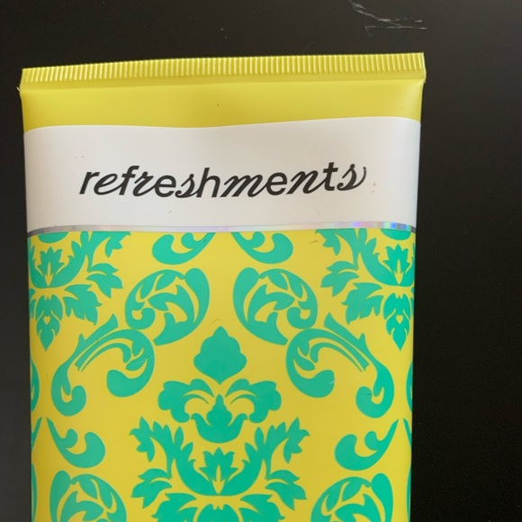 BNWT REFRESHMENTS VELVETY BODY CREAM UNSCENTED - Picture 3 of 5